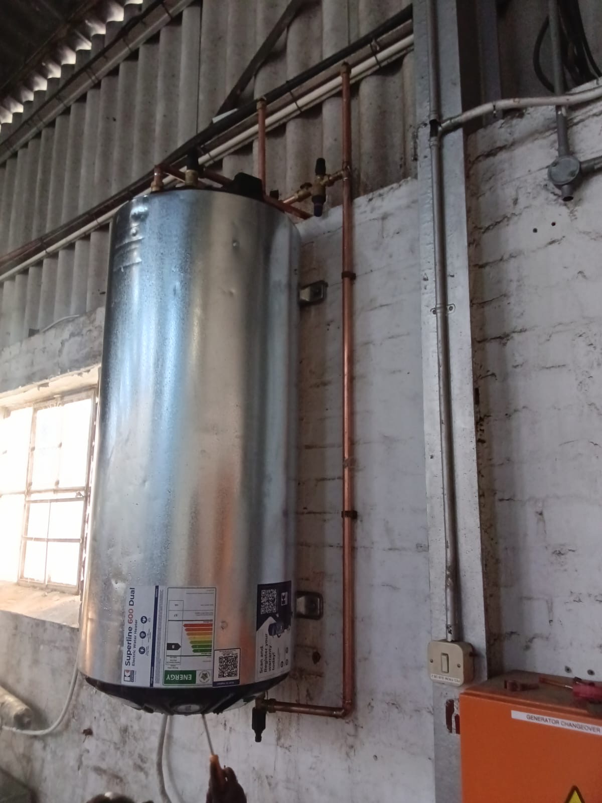 Wall-mounted vertical geyser and copper piping