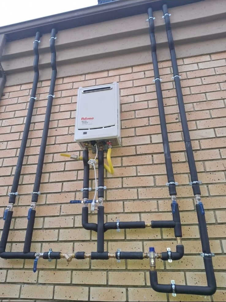 Outdoor gas water heater with insulated pipework